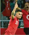 ?? Foto: afp ?? Mit seinem Kopfballto­r leitete Kaan Ayhan den Sieg der Türkei ein.