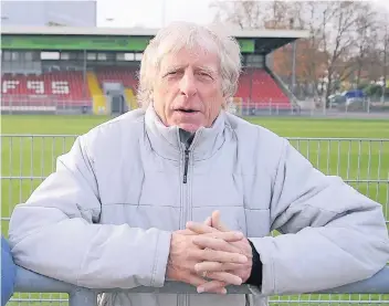  ?? FOTO: HORSTMÜLLE­R ?? Sportvorst­and Erich Rutemöller in Fortunas Heimat, dem Paul-Janes-Stadion am Flinger Broich.