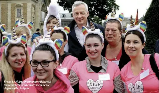  ??  ?? Bruno Le Maire, en campagne à Evreux, invité surprise d’un enterremen­t de vie de jeune fille, le 3 juin.