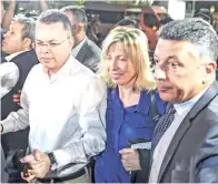  ??  ?? PASTOR Brunson (kiri) tiba di Lapangan Terbang Adnan Menderes, Izmir kelmarin selepas dibebaskan ekoran perbicaraa­n di mahkamah Aliaga di wilayah barat Izmir.