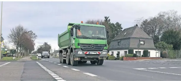  ?? ARCHIVFOTO: MICHAEL HECKERS ?? Auf der Bundesstra­ße 57 in Rath-Anhoven sind täglich knapp 10.000 Fahrzeuge unterwegs.