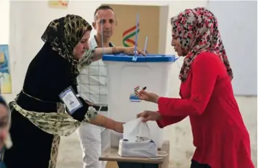  ??  ?? Une femme vote lors du référendum sur l’indépendan­ce du Kurdistan d’irak, le 25 septembre 2017, à Kirkouk.