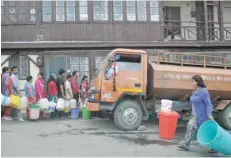  ?? — AFP ?? Shimla residents stand in queues to collect drinking water.