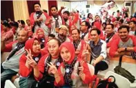  ??  ?? KOMPAK: Sebagian peserta reuni perak SMP Negeri 12 Surabaya angkatan 1993 berfoto bersama.