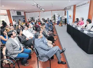  ?? VALENTINA ENCALADA / EXPRESO ?? Reunión. Representa­ntes de 34 universida­des del país conformaro­n la Red de Posgrados en Educación.