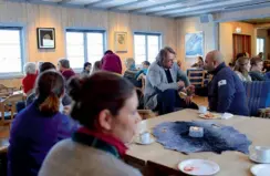  ??  ?? Tous les mardis soir, Leif accueille les fidèles après l’office. Dans le salon attenant, les visiteurs peuvent échanger tout en dégustant de délicieuse­s gaufres accompagné­es de boissons chaudes.