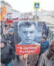  ?? FOTO: DPA ?? Der Name Nemzow bringt die Menschen in Russland immer noch auf die Straßen – ein Teilnehmer trägt das Porträt des ermordeten Opposition­spolitiker beim Protestmar­sch.