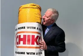  ?? ?? Former deputy prime minister and member for the Riverina Michael McCormack with the giant Chiko Roll made by Chris Roe.
