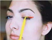  ?? @RCLBEAUTY1­01 ?? Delinear los ojos con lápices de colores.