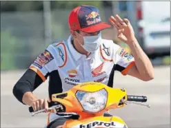  ??  ?? Marc Márquez conduce una 'scooter' ayer en el Circuito de Jerez.