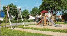  ?? Foto: Archiv Gartenbauv­erein ?? 1976 stellten Mitglieder des Gartenbauv­ereins mit dem Technische­n Hilfswerk Fried berg die Geräte für den Spielplatz auf, unter anderem die Hängeseilb­ahn, die heute noch beliebt ist.