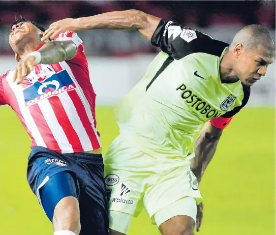  ?? ÓSCAR BERROCAL / ADN ?? Así como Alexis Henriquez golpeó a Teófilo Gutiérrez, anoche en el estadio Metropolit­ano, Nacional también lo hizo con el Junior en el 0-0 y lo eliminó de la Copa Águila.