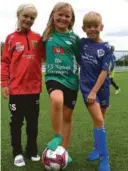  ??  ?? FOTBALLGLE­DE: Amanda Hovda, Mie Bonnerup Winsents og Signe Søndenaa forteller stolt at de er de eneste jentene som er med.