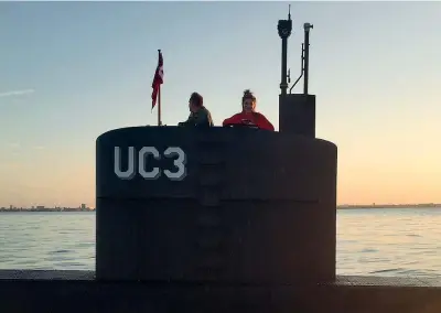  ?? (Ritzau) ?? Alla partenza In alto a sinistra, una foto di Kim Wall, giornalist­a freelance svedese uccisa ad agosto dall’inventore danese Peter Madsen.
Qui sopra, i due sulla torretta del «Nautilus» in partenza, poche ore prima del delitto. Wall era stata invitata...