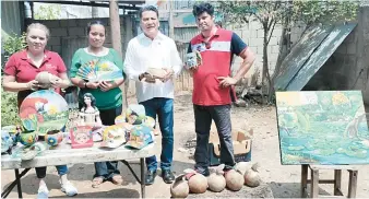  ?? ?? • El diputado federal Oscar Cantón Zetina, con los artesanos uan Carlos Cerino Izquierdo y Cristina Isabel Gamas González.