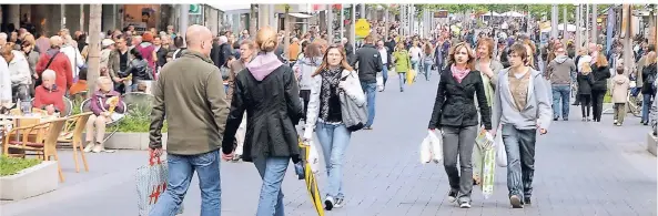  ?? FOTO: ISABELLA RAUPOLD ?? An verkaufsof­fenen Sonntagen ist die Hindenburg­straße meist besonders voll.