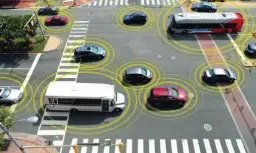  ??  ?? INTERCONEC­TADOS. Que los coches intercambi­en informació­n entre sí será un gran paso para acabar con los accidentes.