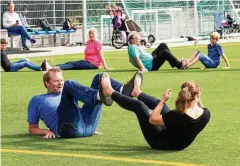  ?? FOTOS: KATHLEEN KRÖGER (), ANNEGRET VOLKMUTH () ?? Annegret Volkmuth und Catrin Hanl kleben ihre Plakate für das zweite Spielefest­ival in der Stadt auf. Schon im letzten Jahr fanden sich  Menschen jeder Altersklas­se zu verschiede­nen Spielen in Büßleben zusammen.