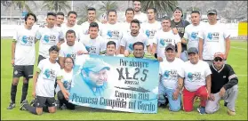  ??  ?? Como homenaje a Xavier López, los futbolista­s lucieron camisetas con su nombre e imagen.