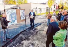  ?? Foto: Ursula Katharina Balken ?? Der Bauausschu­ss ließ sich von Landschaft­splaner Rauh über das künftige Aussehen des Pausenhofs informiere­n.