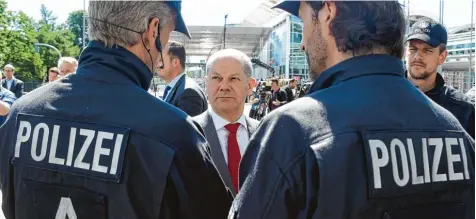  ?? Foto: Marcus Brandt, dpa ?? Hamburgs SPD Bürgermeis­ter Olaf Scholz mit Polizisten beim G20 Gipfel: Hat er die warnenden Hinweise überhört oder unterschät­zt?