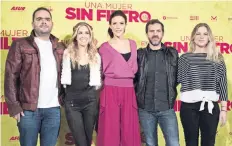  ??  ?? Fernanda (de rosa) y el reparto de la película, que estrena la próxima semana.