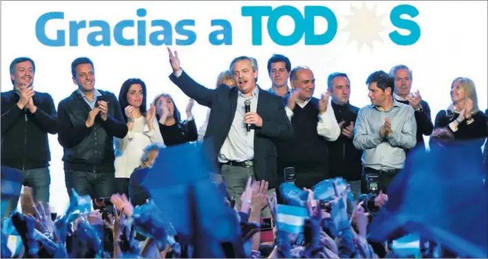  ?? / E. GARCÍA MEDINA (EFE) ?? El peronista Alberto Fernández se dirige a sus partidario­s en la sede de su partido, el Frente de Todos, el domingo en Buenos Aires.