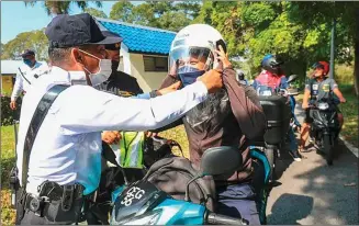  ?? — Bernama photo ?? The associatio­n advocates for the people to always exercise caution and only purchase helmets that meet Malaysian or internatio­nal standards.