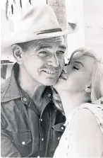  ??  ?? Marilyn Monroe kissing Clark Gable on the set of The Misfits