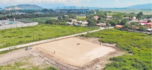  ?? FOTO/DRONE: MELVIN CUBAS ?? LABOR. El terreno en donde instalarán la subestació­n móvil. Los ingenieros hacen análisis de campo.