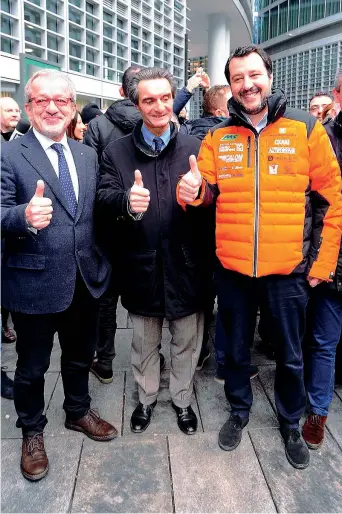  ??  ?? Palazzo Lombardia Matteo Salvini, 44 anni, ieri a Milano davanti alla Regione con Roberto Maroni, 62, e Attilio Fontana, 65