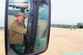  ?? FOTOS: EPITÁCIO PESSOA/ESTADÃO ?? Qualificaç­ão. Batista começou roçando o pasto e hoje opera máquinas de alta precisão