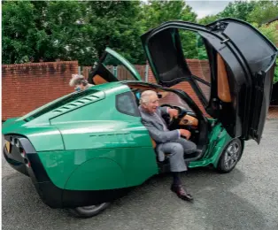  ??  ?? Literature lover the Duchess loses herself among the books exploring the stores in Hay-on-Wye (left) and Prince Charles gives his verdict after
test-driving a hydrogen-powered car in Llandrindo­d Wells (below)