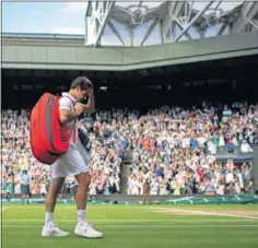  ??  ?? Federer se despide de Wimbledon la semana pasada.