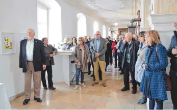  ?? SZ-FOTO: WUKA ?? Galerist Ewald Schrade (links) bei der Vernissage am Sonntagmor­gen auf Schloss Mochental.