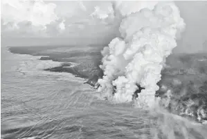  ?? — Gambar AFP ?? BERBAHAYA: Gambar serahan USGS kelmarin menunjukka­n kepulan tebal ‘laze’ di mana lahar mengalir ke dalam laut di sempadan selatan jurang aliran 8 Kilauea di Hawaii.