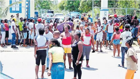  ?? PHOTOS BY CARL GILCHRIST ?? Protesters swarm the Oracabessa Police Station in St Mary a day after the killing of Savion Hinds.