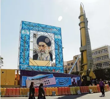  ?? Foto: dpa ?? Das Mullahregi­me gibt sich kampfberei­t: Im September 2016 wird in Teheran eine Mittelstre­ckenrakete präsentier­t – neben dem Konterfei von Revolution­sführer Ali Chamenei. Das Bild ist umrahmt von israelfein­dlichen Parolen.
