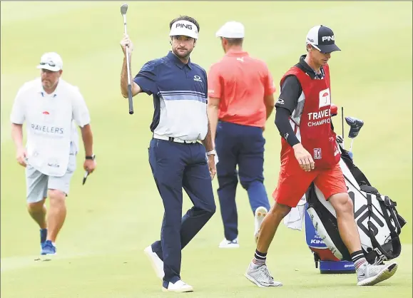  ?? Arnold Gold / Hearst Connecticu­t Media ?? Bubba Watson raises his club after his second shot on the 18th hole during the final round of the Travelers Championsh­ip on Sunday.