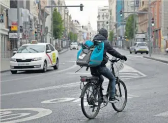  ?? PABLO MONGE ?? Un repartidor de Deliveroo en Madrid.