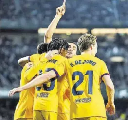  ?? EUROPA PRESS ?? Los jugadores del Barça celebran con Ferran uno de sus goles.