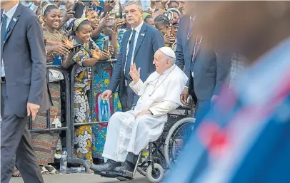  ?? Ap ?? El Papa saluda a los feligreses congoleños en la catedral de Kinshasa