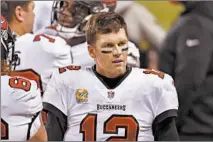  ?? ARMANDO L. SANCHEZ/CHICAGO TRIBUNE ?? Buccaneers quarterbac­k Tom Brady walks to the bench after the final possession of the game against the Bears on Thursday at Soldier Field.