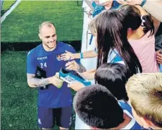  ?? FOTO: MD ?? Sandro firmó sus primeros autógrafos en Zubieta