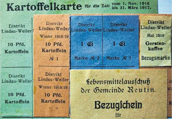  ?? FOTO: SCHWEIZER ?? Lebensmitt­elmarken, ohne die legal keine Lebensmitt­el erhältlich waren, aus dem Distrikt Lindau bis Weiler sowie aus der noch selbständi­gen Gemeinde Reutin für die Zeit von 1916 bis 1919.