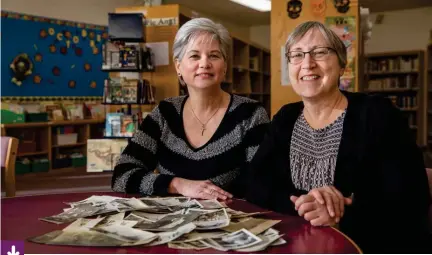  ?? Photo : Marta Guerrero ?? Lynne Robert et Monique Robert ont organisé une activité pour que des aînés et des jeunes de Sainte-agathe puissent échanger autour de photos, d’objets et de sucrerie.