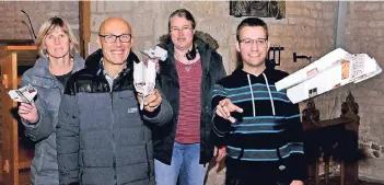  ?? FOTO: CHRISTIAN BREUER ?? Heike und Ludger Hufschmidt, Elisabeth Pasedag sowie Markus van Briel (von links) laden in die Alte Kirche in Kellen ein, um das Geheimnis der Papierflie­ger zu lüften.