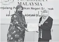  ??  ?? KE PENGINGAT: Nor Dalila (kiba) ngarika Kolej Komuniti Sarawak nyuaka tepa ngagai Dr. Norsiah ti nyadika kelai penemuai nya.