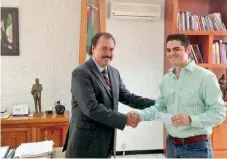  ??  ?? En 2013, Mauricio Heredia Horner acudió a la oficina de Víctor Silva para recibir un cheque y agradeció en Twitter a Ernesto Nemer por el apoyo de Sedesol.