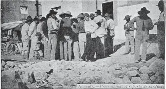  ?? ?? Pescadores y jornaleros junto al Puerto de Almería, presencian­do el reparto de sardinas capturadas en las jábegas tirando de la tralla. Una imagen captada por el fotógrafo y dibujante Ramón Cilla, acompañant­e de Sinesio Delgado, en 1897.